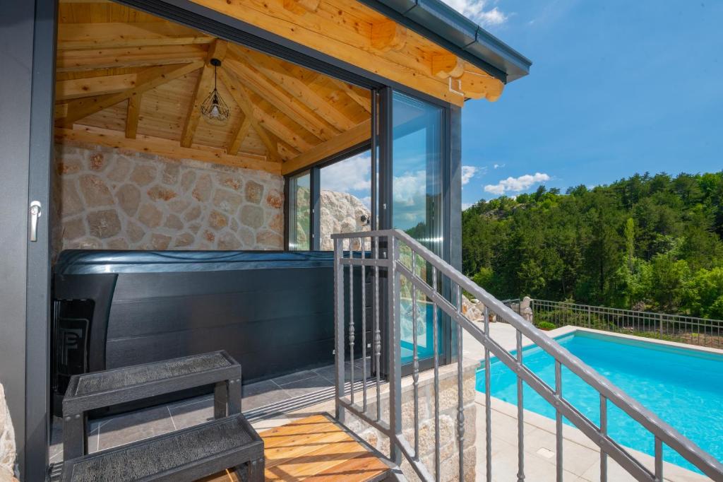 Jacuzzi overlooking the pool – Luxury Villa Borak
