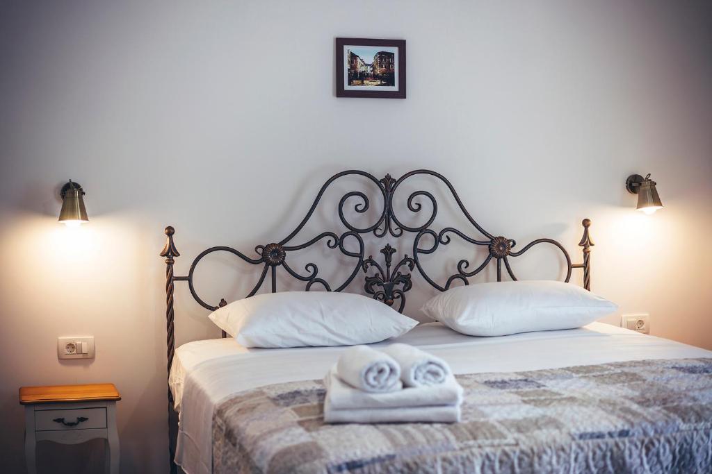 Bedroom with a double bed – Luxury Villa Borak