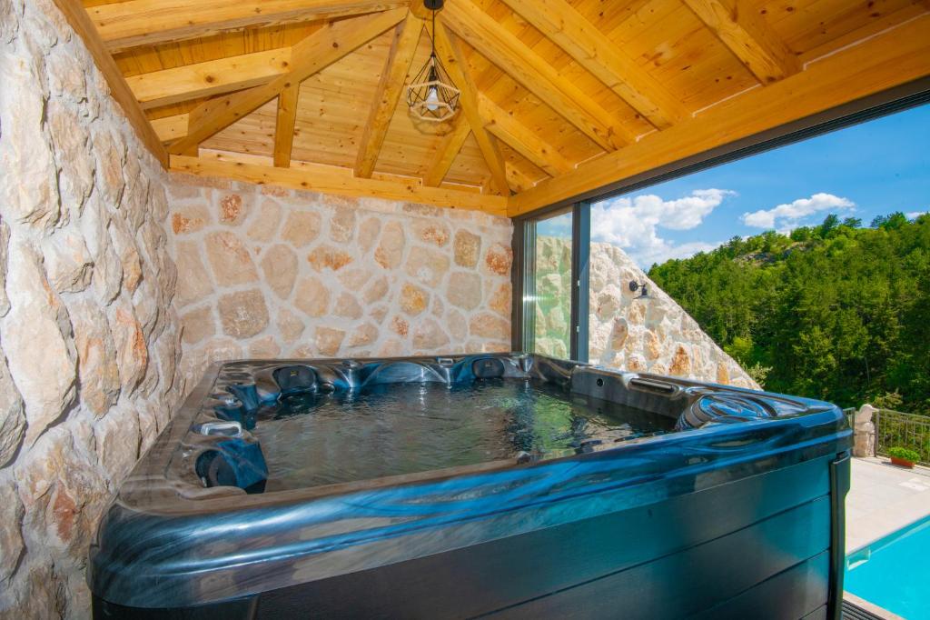 4-person jacuzzi – Luxury Villa Borak