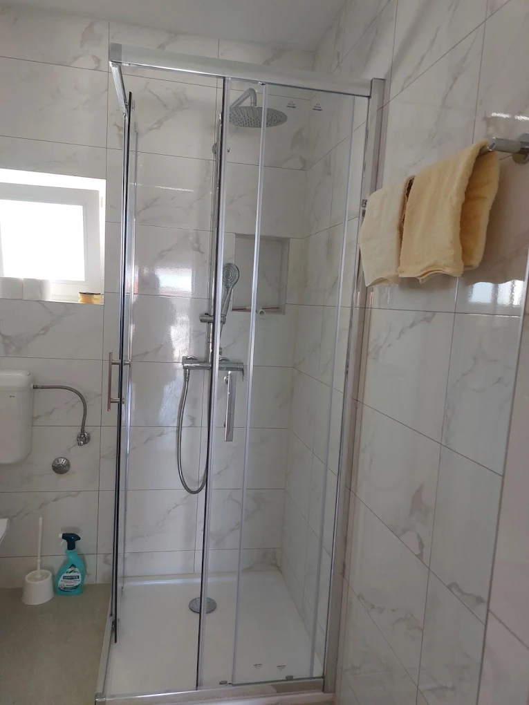 Tuš kabina u apartmanu